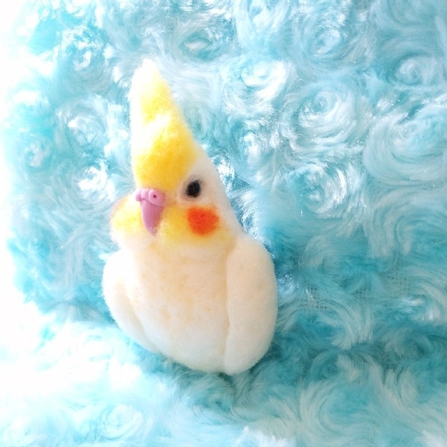 羊毛フェルト　ブローチ　白オカメインコ　正面顔 ハンドメイドのアクセサリー(コサージュ/ブローチ)の商品写真