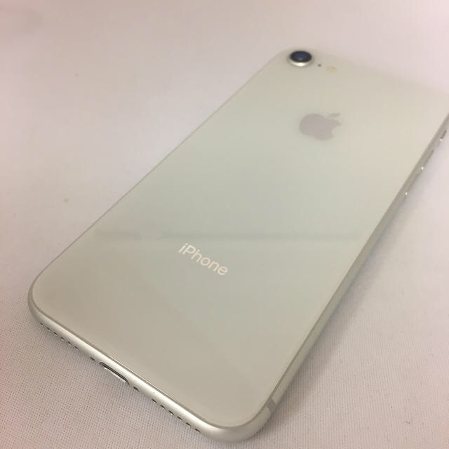 au(エーユー)のau iPhone8 256GB シルバー ジャンク品 （9-7） スマホ/家電/カメラのスマートフォン/携帯電話(スマートフォン本体)の商品写真