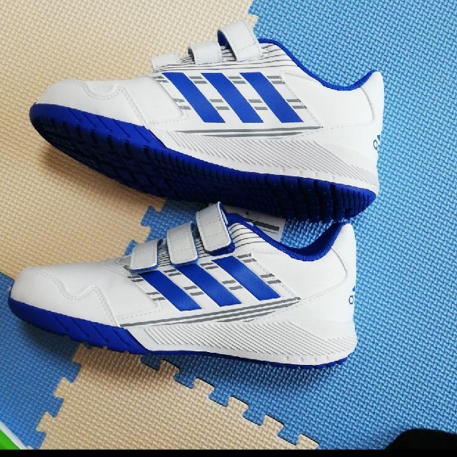 adidas(アディダス)の新品タグつきadidas スニーカー 22センチ キッズ/ベビー/マタニティのキッズ靴/シューズ(15cm~)(スニーカー)の商品写真