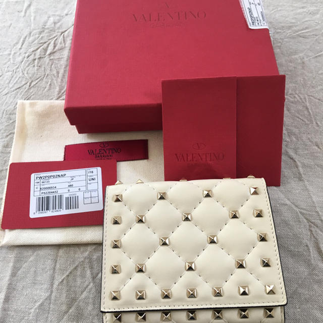 VALENTINO(ヴァレンティノ)の正真正銘本物ヴァレンティノ スタッド財布 レディースのファッション小物(財布)の商品写真