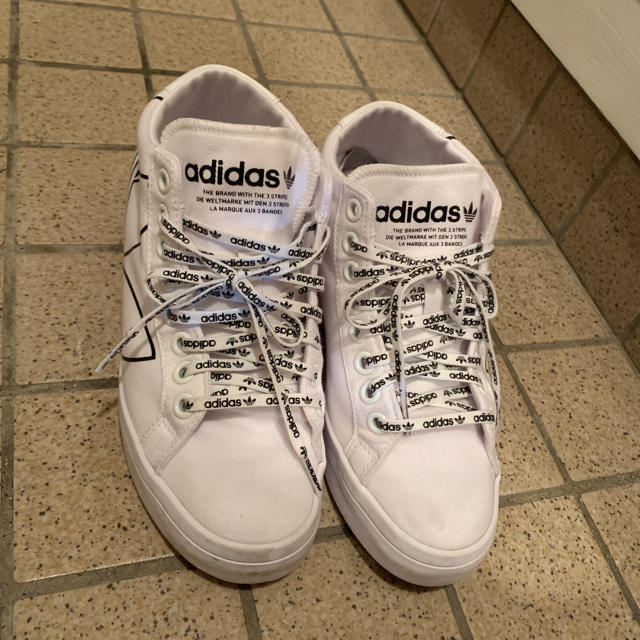 adidas インヒールスニーカー