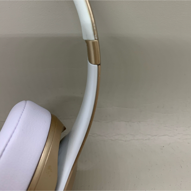大人気Beats solo2 Wirelessゴールド、比較的綺麗です♪