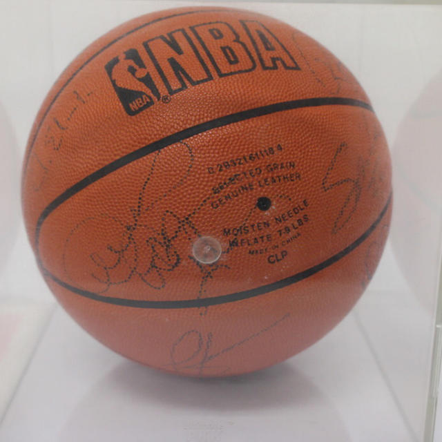 希少】NBA サイン入りバスケットボール 1995~1996 シカゴブルズ 希少】NBA サイン入りバスケットボール 1995~1996 シカゴブルズ