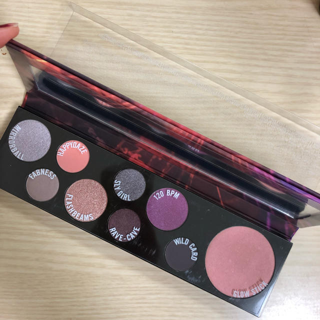 新品 MAC アイシャドウ パレット RAVER GIRL