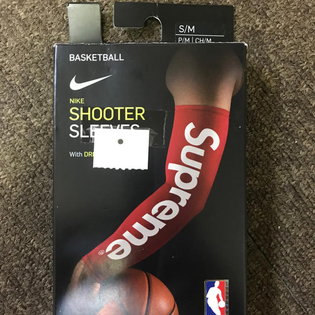 Supreme(シュプリーム)の新品 s/m SUPREME/NIKE SHOOTER SLEEVES     スポーツ/アウトドアのトレーニング/エクササイズ(トレーニング用品)の商品写真