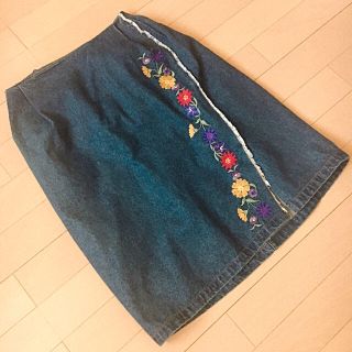 パラビオン(Par Avion)のParavion ラップ風刺繍デニムスカート ⸜🌷︎⸝‍(ひざ丈スカート)