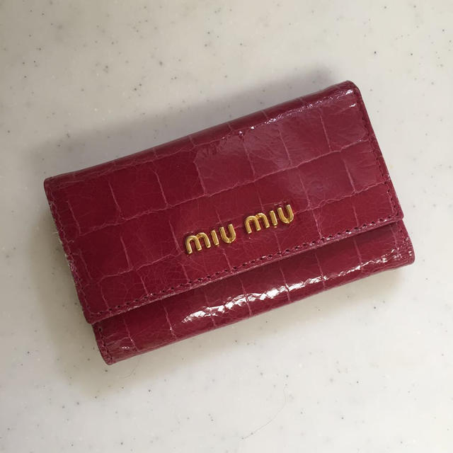 miumiu(ミュウミュウ)のmiumiu クロコキーケース レディースのファッション小物(キーケース)の商品写真