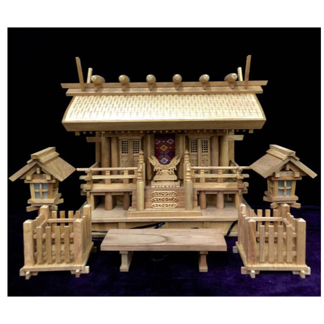 国産神棚 ケヤキ材を使用 井波職人手作り品 厚屋根 彫り屋根三社 神具一式