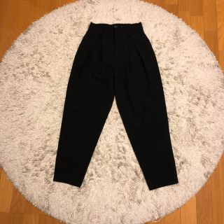 アズールバイマウジー(AZUL by moussy)の《オススメ》黒タックパンツ(クロップドパンツ)