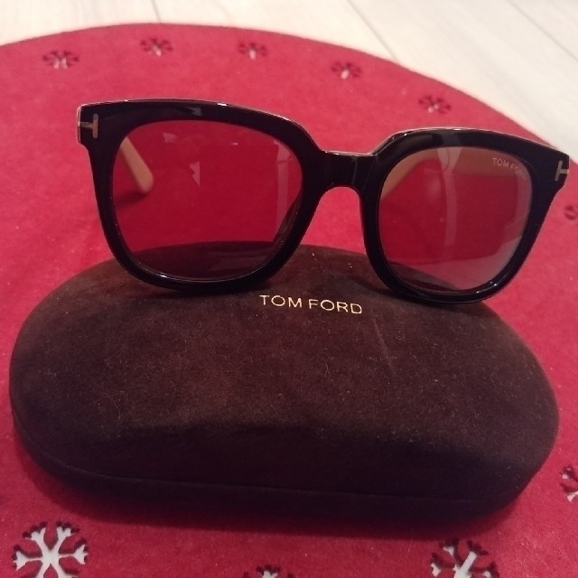 TOM FORD(トムフォード)の日本限定！レア色(白黒バイカラ一)！数量限定！美品！TOMEFORD サングラス レディースのファッション小物(サングラス/メガネ)の商品写真