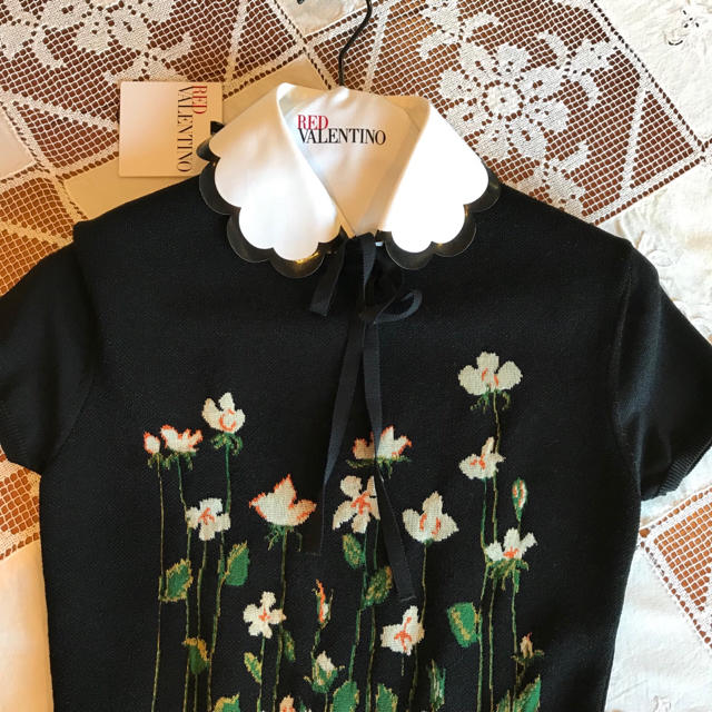 RED VALENTINO(レッドヴァレンティノ)の新品未使用♡RED VALENTINO♡白色×黒色パイピング付け襟リボン♡つけ襟 レディースのアクセサリー(つけ襟)の商品写真