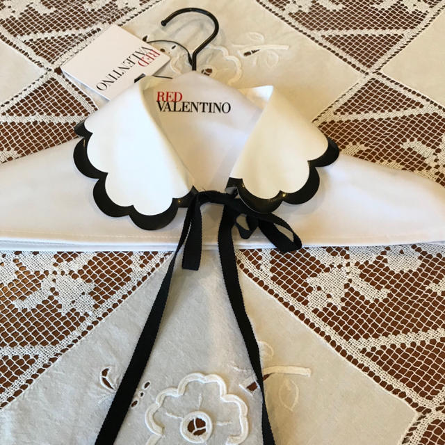 RED VALENTINO(レッドヴァレンティノ)の新品未使用♡RED VALENTINO♡白色×黒色パイピング付け襟リボン♡つけ襟 レディースのアクセサリー(つけ襟)の商品写真