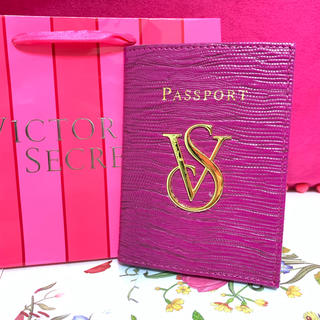 ヴィクトリアズシークレット(Victoria's Secret)のVictoria’s Secret 「新品」パスポートケース(名刺入れ/定期入れ)