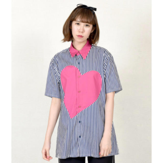 MILKBOY(ミルクボーイ)のMILKBOY heart シャツ  シロ/コンST×チェリーピンク  メンズのトップス(シャツ)の商品写真