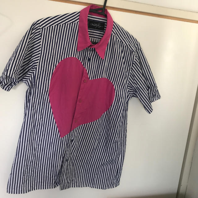 MILKBOY(ミルクボーイ)のMILKBOY heart シャツ  シロ/コンST×チェリーピンク  メンズのトップス(シャツ)の商品写真