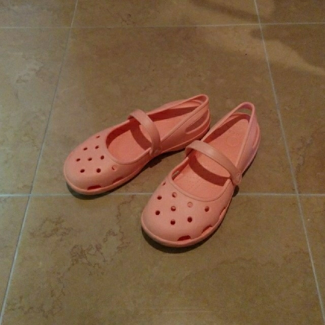 crocs(クロックス)のクロックス☆カリン w8（24cm） レディースの靴/シューズ(サンダル)の商品写真