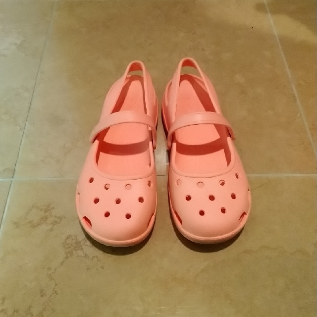 crocs(クロックス)のクロックス☆カリン w8（24cm） レディースの靴/シューズ(サンダル)の商品写真