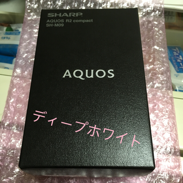 AQUOS(アクオス)のAQUOS R2 compact SH-M09 ディープホワイト スマホ/家電/カメラのスマートフォン/携帯電話(スマートフォン本体)の商品写真