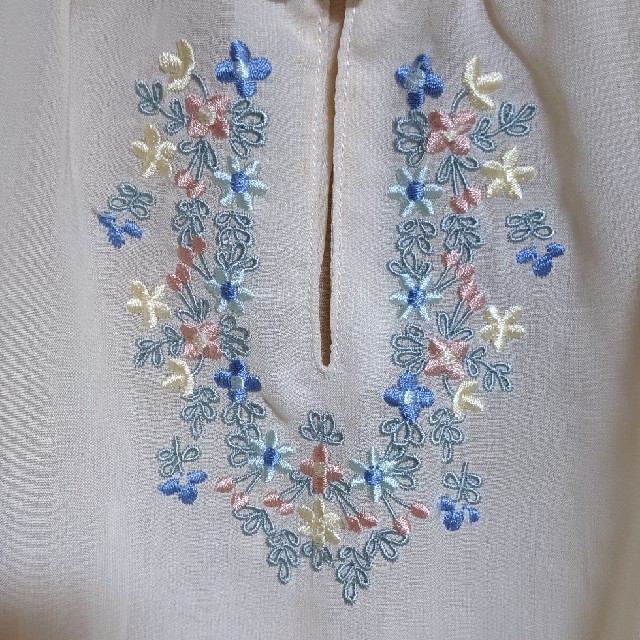 mysty woman(ミスティウーマン)のカットソー　花柄　刺繍 レディースのトップス(カットソー(半袖/袖なし))の商品写真