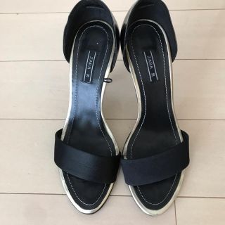 ザラ(ZARA)のZARA サテンパンプス 黒 美品(ハイヒール/パンプス)