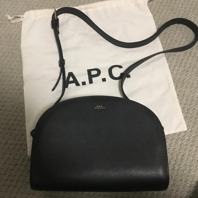 A.P C. アーペーセー ハーフムーンバッグ