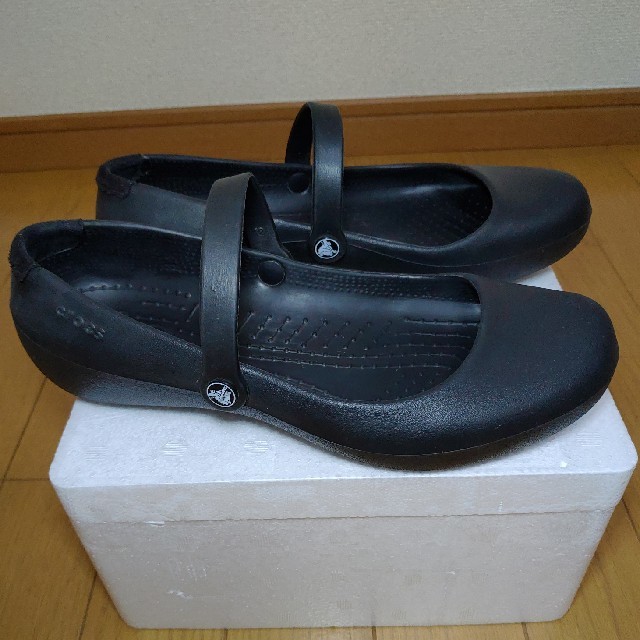 crocs(クロックス)のremmon様専用　クロックス　アリスワーク　ブラック　W6 レディースの靴/シューズ(バレエシューズ)の商品写真