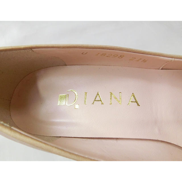 DIANA(ダイアナ)の試し履き DIANA ダイアナ　ベージュでベルトが付いたパンプス 21.5 レディースの靴/シューズ(ハイヒール/パンプス)の商品写真