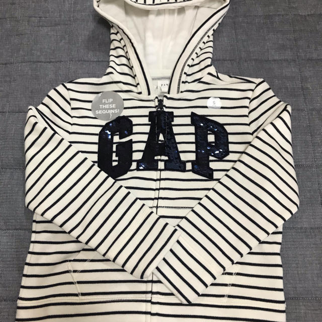 GAP Kids(ギャップキッズ)のGAP パーカー スパンコール 新品♬120㎝ キッズ/ベビー/マタニティのキッズ服女の子用(90cm~)(ジャケット/上着)の商品写真