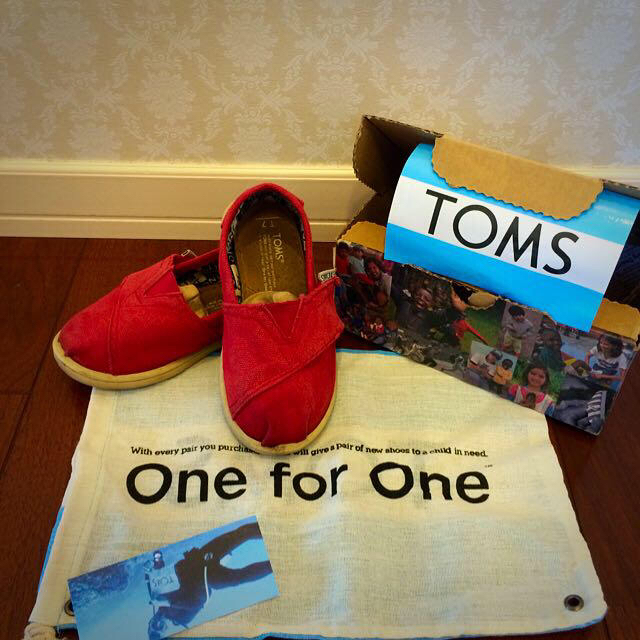 TOMS(トムズ)のTOMSスリッポン14㎝ キッズ/ベビー/マタニティのベビー靴/シューズ(~14cm)(スリッポン)の商品写真