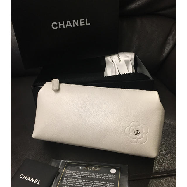 CHANEL(シャネル)のクロエ大好き様専用♡シャネル ココマーク カメリア ポーチ 白  レディースのファッション小物(ポーチ)の商品写真