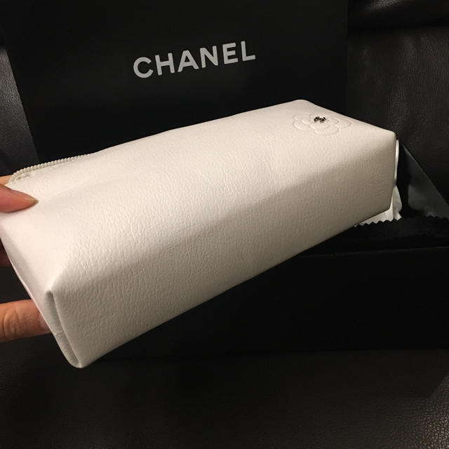 CHANEL(シャネル)のクロエ大好き様専用♡シャネル ココマーク カメリア ポーチ 白  レディースのファッション小物(ポーチ)の商品写真