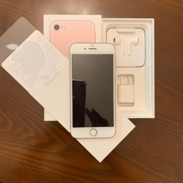 Apple(アップル)のiPhone7  32GB  ローズゴールド  スマホ/家電/カメラのスマートフォン/携帯電話(スマートフォン本体)の商品写真