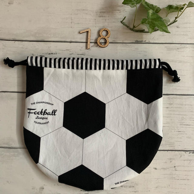 78 ハンドメイド サッカーボール型 19㎝丸巾着 ハンドメイドのキッズ/ベビー(外出用品)の商品写真
