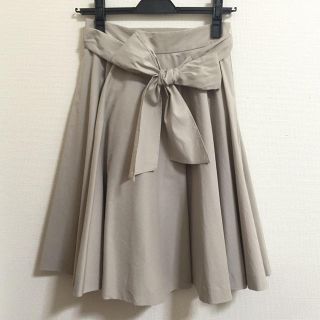 レッセパッセ(LAISSE PASSE)の♡新品タグ付き ふんわりグレージュSK♡(ひざ丈スカート)