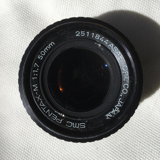 PENTAX(ペンタックス)の【単焦点レンズ】smc PENTAX-M 50mm f1.7 スマホ/家電/カメラのカメラ(レンズ(単焦点))の商品写真