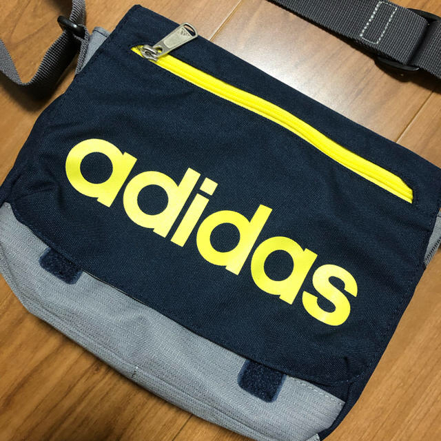 adidas(アディダス)のadidas¨̮♡︎ショルダーバッグ キッズ/ベビー/マタニティのこども用バッグ(ポシェット)の商品写真