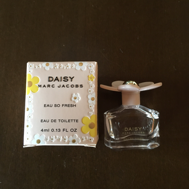 MARC JACOBS(マークジェイコブス)のめけけさん専用 新品 MARC JACOBS DAISY コスメ/美容の香水(香水(女性用))の商品写真