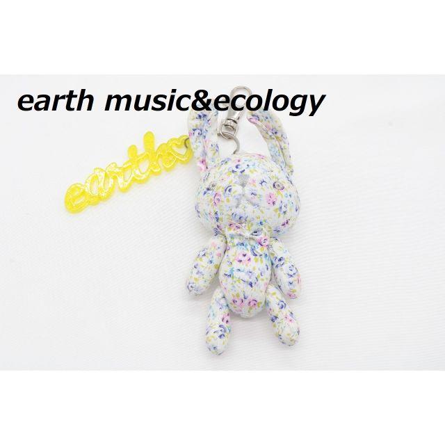 earth music & ecology(アースミュージックアンドエコロジー)の【R-153】earth music&ecology ウサギ キーホルダー 花柄 レディースのファッション小物(キーホルダー)の商品写真