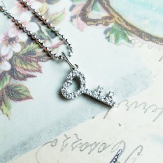 フォリフォリ(Folli Follie)のk18ハートキーWGダイヤモンドネックレス　0.1ct(ネックレス)