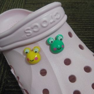 クロックス(crocs)の目が動くカエル　色選択自由　2個　クロックス用ジビッツ(その他)