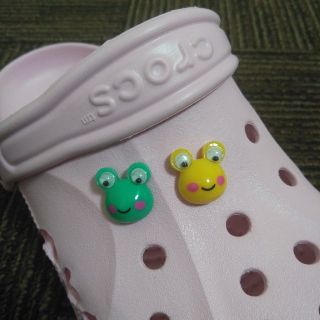 クロックス(crocs)の目が動くカエル　色選択自由　2個　クロックス用ジビッツ(その他)