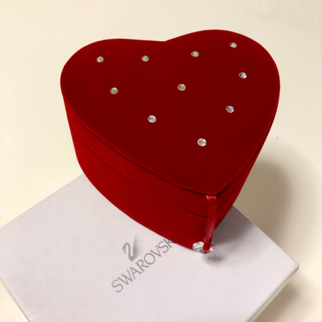 SWAROVSKI(スワロフスキー)の新品❣️スワロフスキー ジュエリーケース ハート赤ベロア素材 アクセサリーケース インテリア/住まい/日用品のインテリア小物(小物入れ)の商品写真