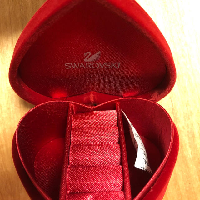 SWAROVSKI(スワロフスキー)の新品❣️スワロフスキー ジュエリーケース ハート赤ベロア素材 アクセサリーケース インテリア/住まい/日用品のインテリア小物(小物入れ)の商品写真