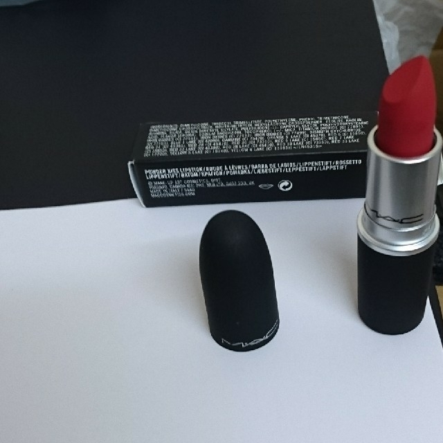 MAC(マック)のMAC パウダーキスリップ スティック デボーテッドトゥチリ コスメ/美容のベースメイク/化粧品(口紅)の商品写真