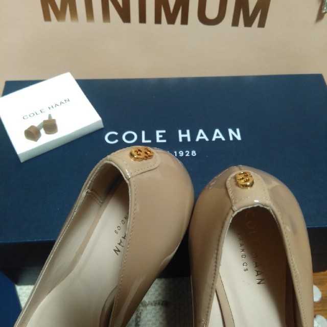 Cole Haan(コールハーン)のCole Haan　ベージュバックモチーフ付きパンプス☆ レディースの靴/シューズ(ハイヒール/パンプス)の商品写真