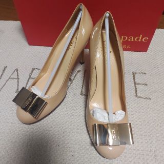 ケイトスペードニューヨーク(kate spade new york)のkate spade　ベージュ　ゴールドリボン　パンプス☆(ハイヒール/パンプス)