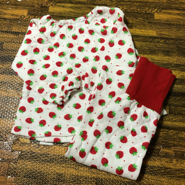 しまむら(シマムラ)の100 いちごキルトパジャマ キッズ/ベビー/マタニティのキッズ服女の子用(90cm~)(パジャマ)の商品写真