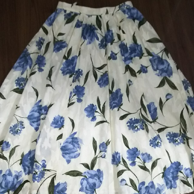 JUSGLITTY(ジャスグリッティー)の今期販売中 定価25000円 フラワージャガードスカート レディースのスカート(ひざ丈スカート)の商品写真