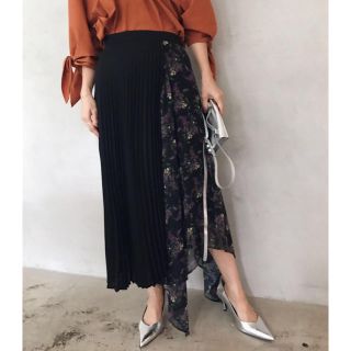 アメリヴィンテージ(Ameri VINTAGE)のアメリ ASYMMETRY FLOWER PLEATS SKIRT(ひざ丈スカート)