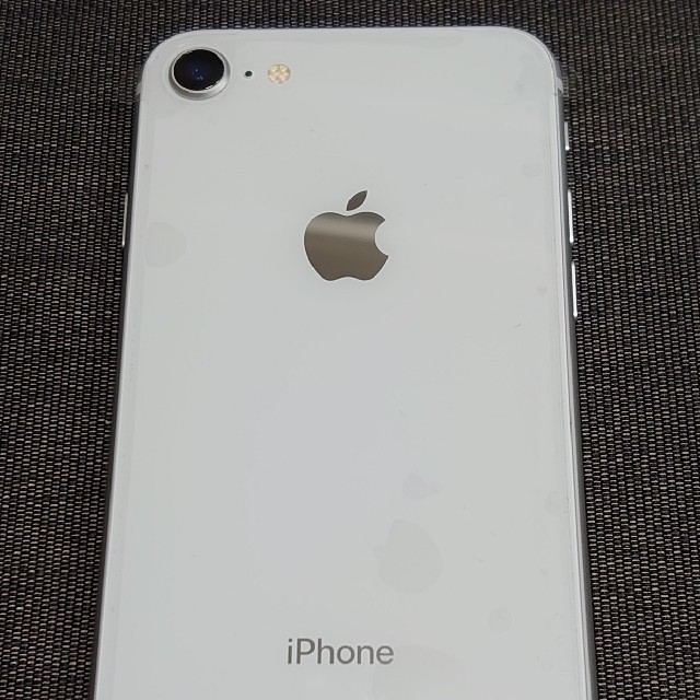 Apple(アップル)のiphone 8 本体 64GB AU シルバー 新品 未使用 制限◯ スマホ/家電/カメラのスマートフォン/携帯電話(スマートフォン本体)の商品写真